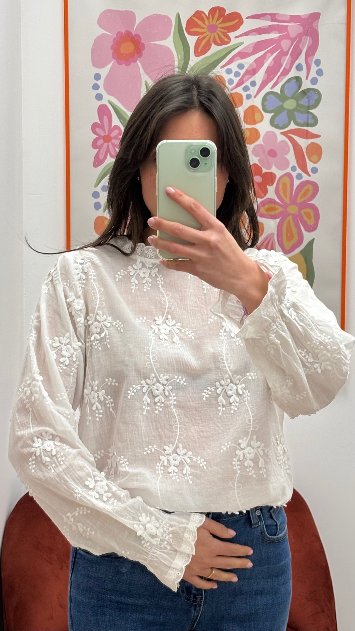 Blouse blanche à manche longue et broderies à motifs floraux