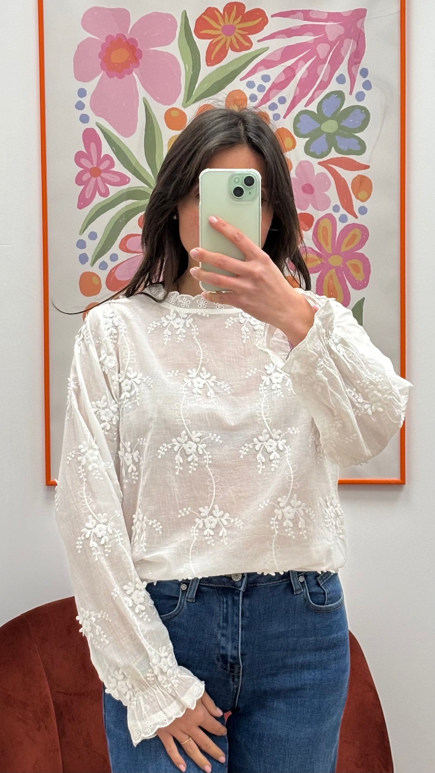 Blouse blanche à manche longue et broderies à motifs floraux