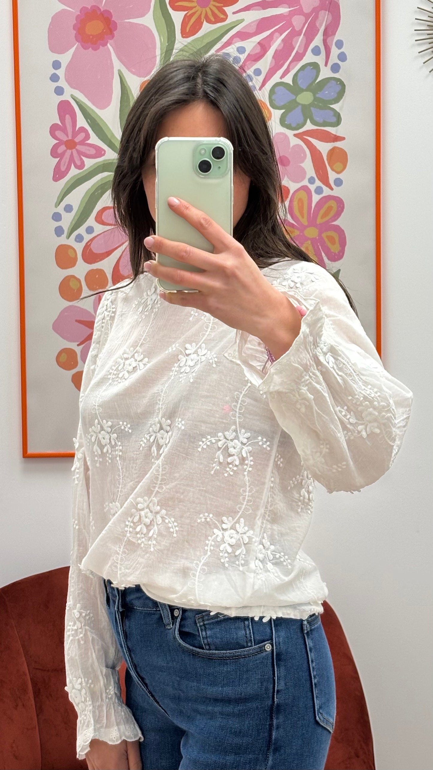 Blouse blanche à manche longue et broderies à motifs floraux