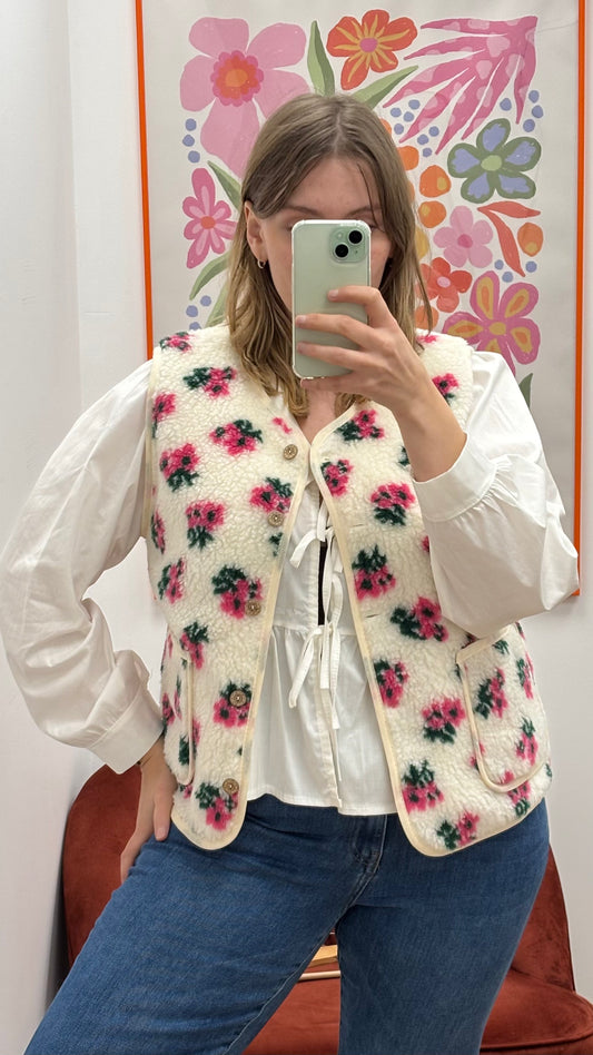 Gilet blanc en moumoute à motifs floraux