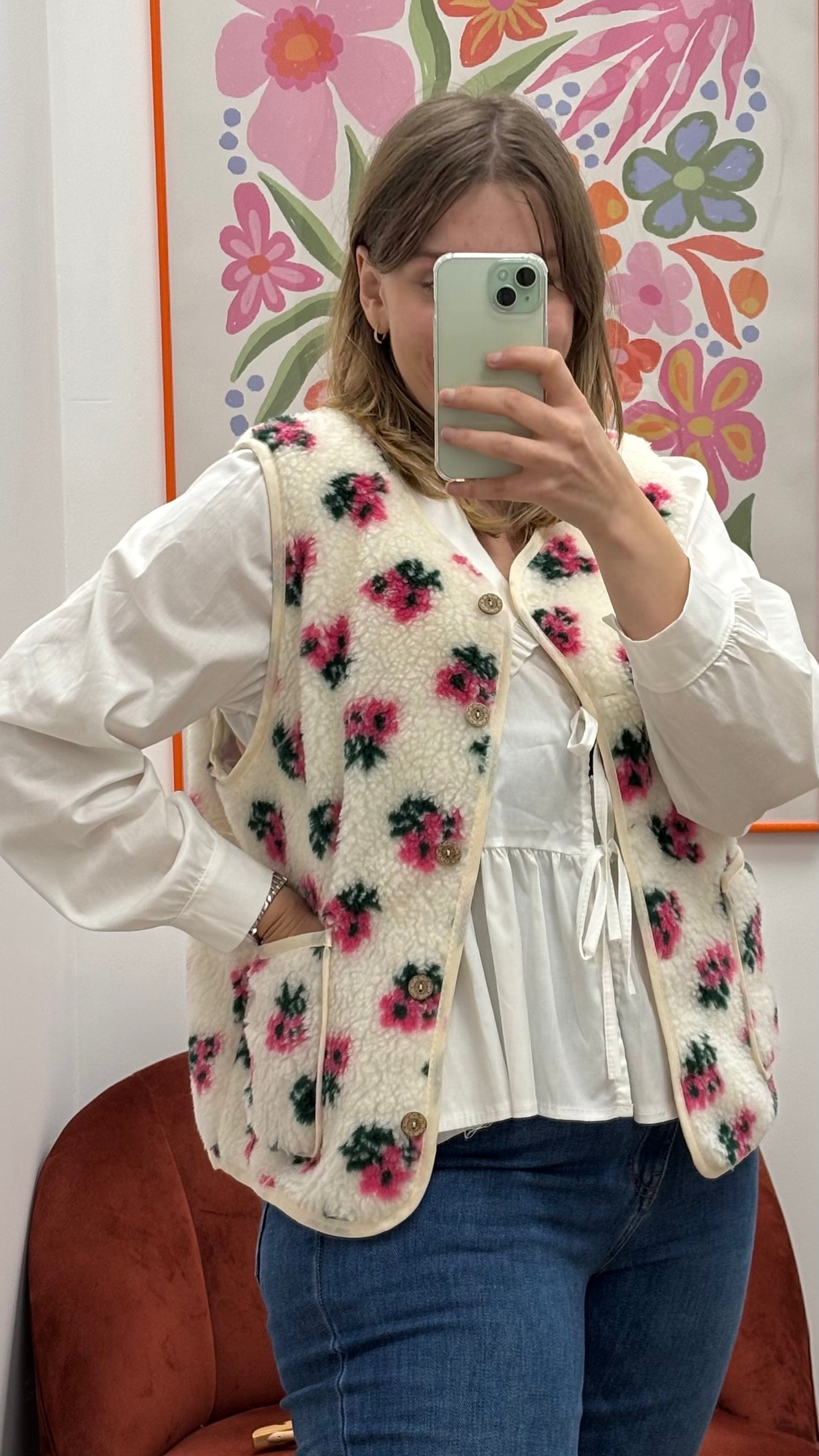 Gilet blanc en moumoute à motifs floraux