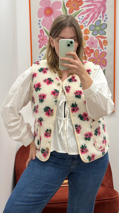 Gilet blanc en moumoute à motifs floraux