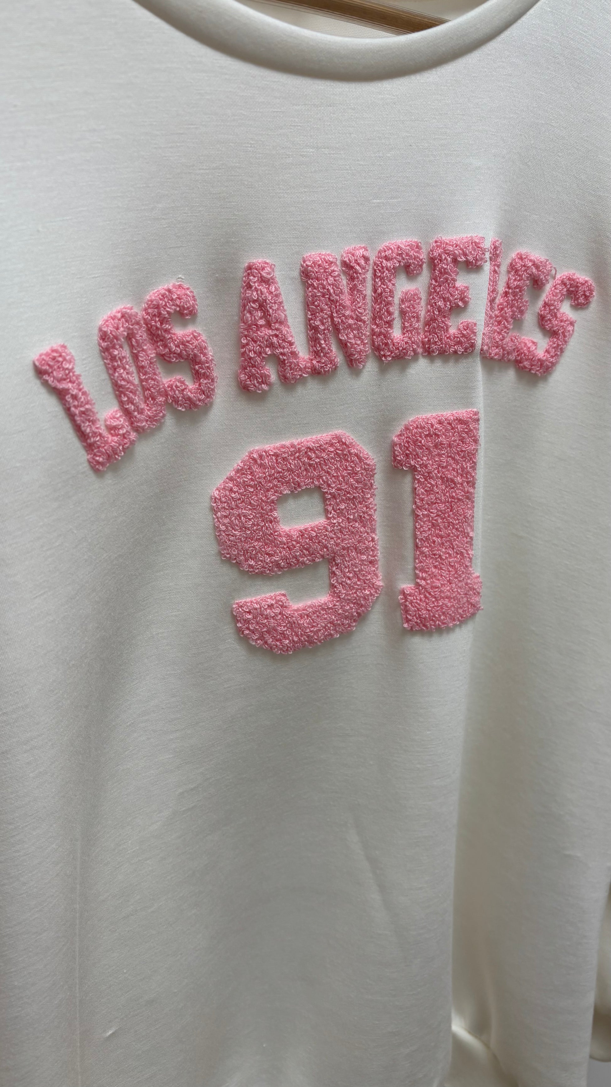 Sweat blanc à manches longues avec broderie rose