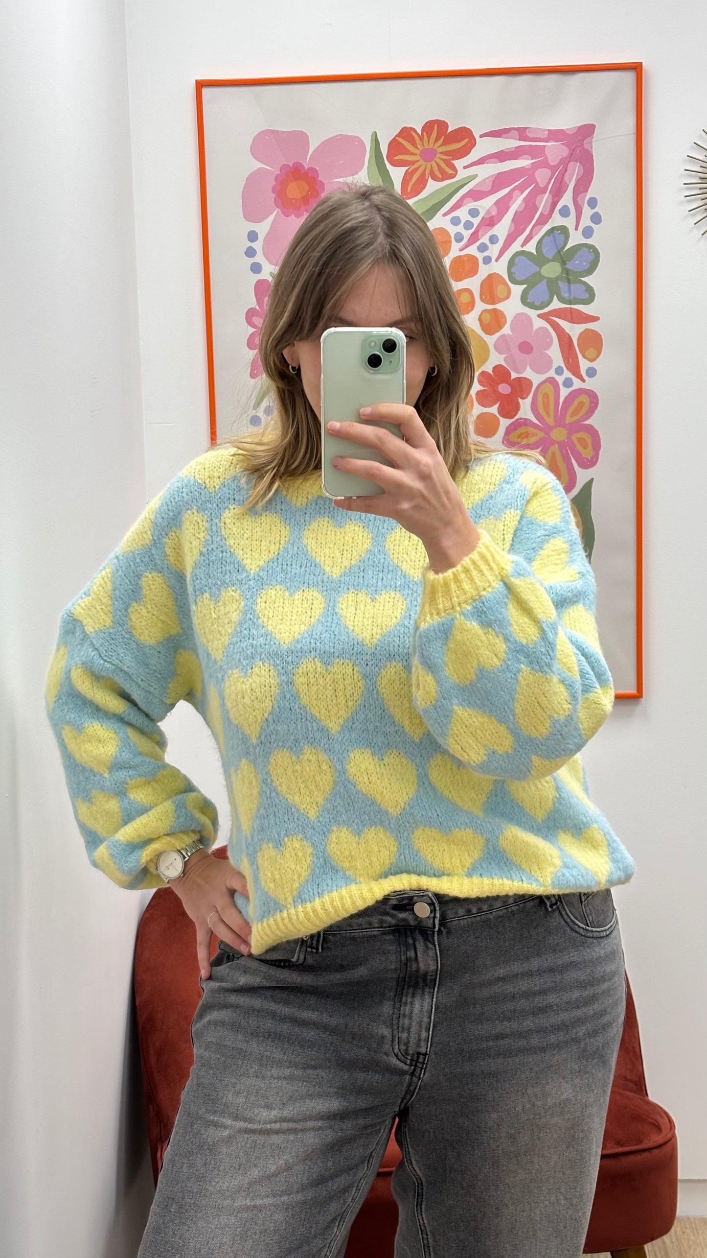 Pull en maille bleu à coeurs jaune