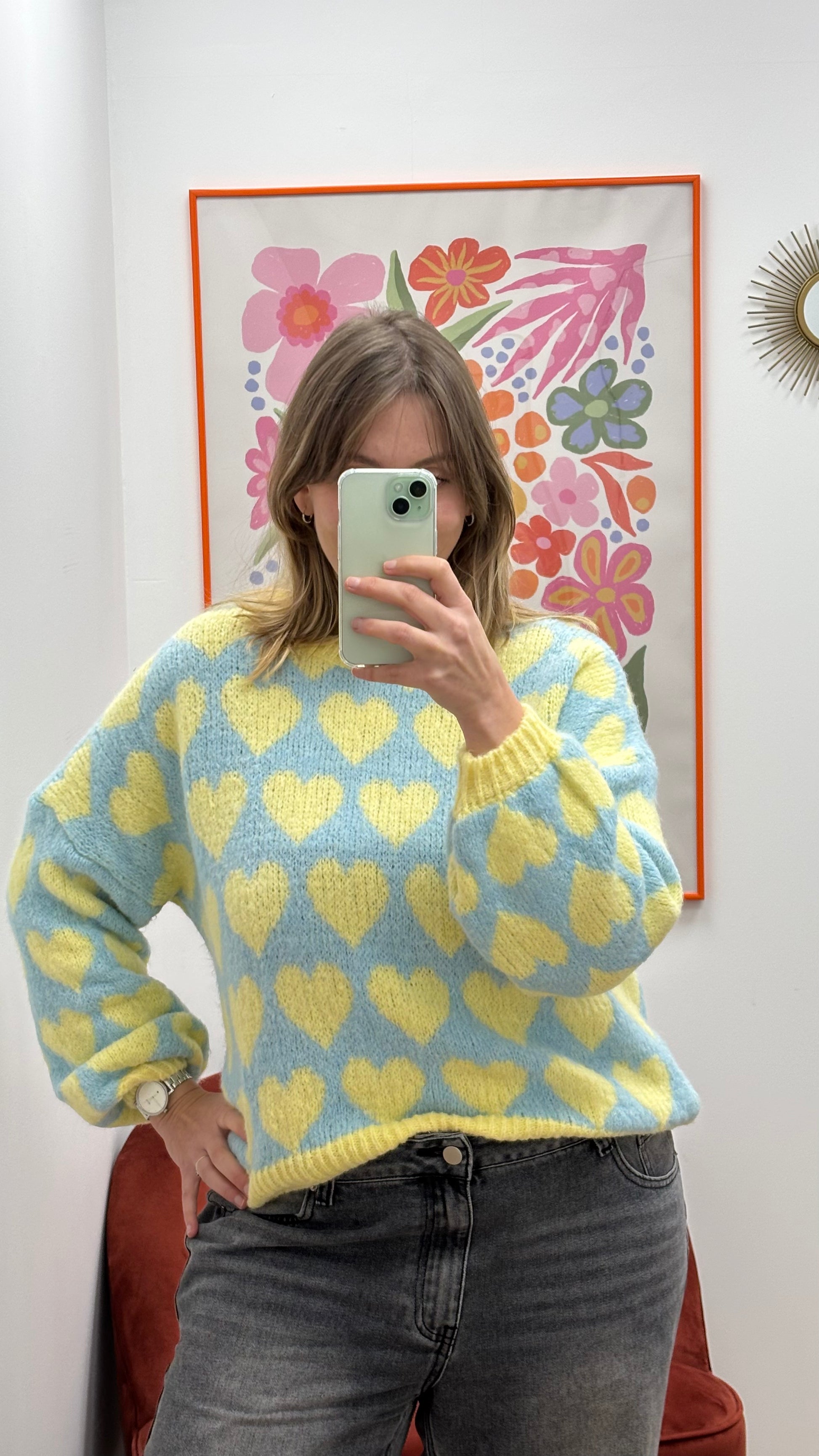 Pull en maille bleu à coeurs jaune