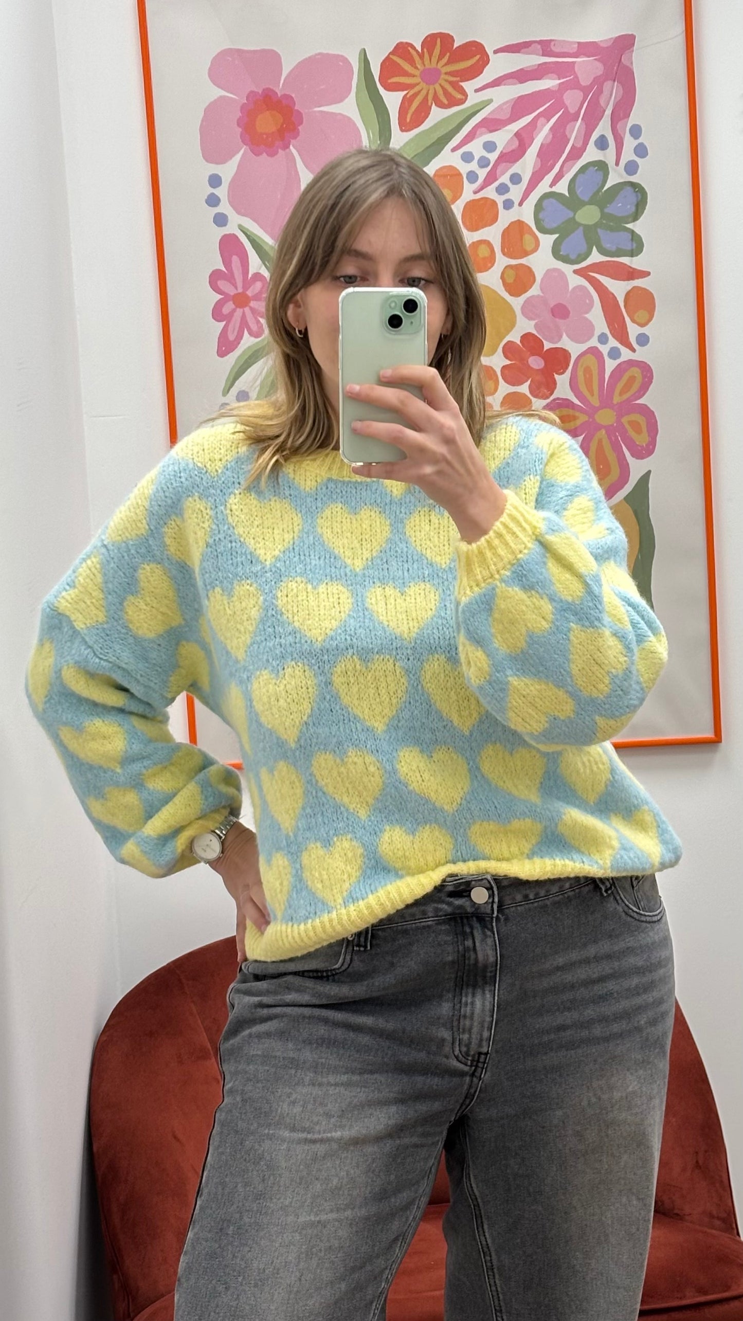 Pull en maille bleu à coeurs jaune