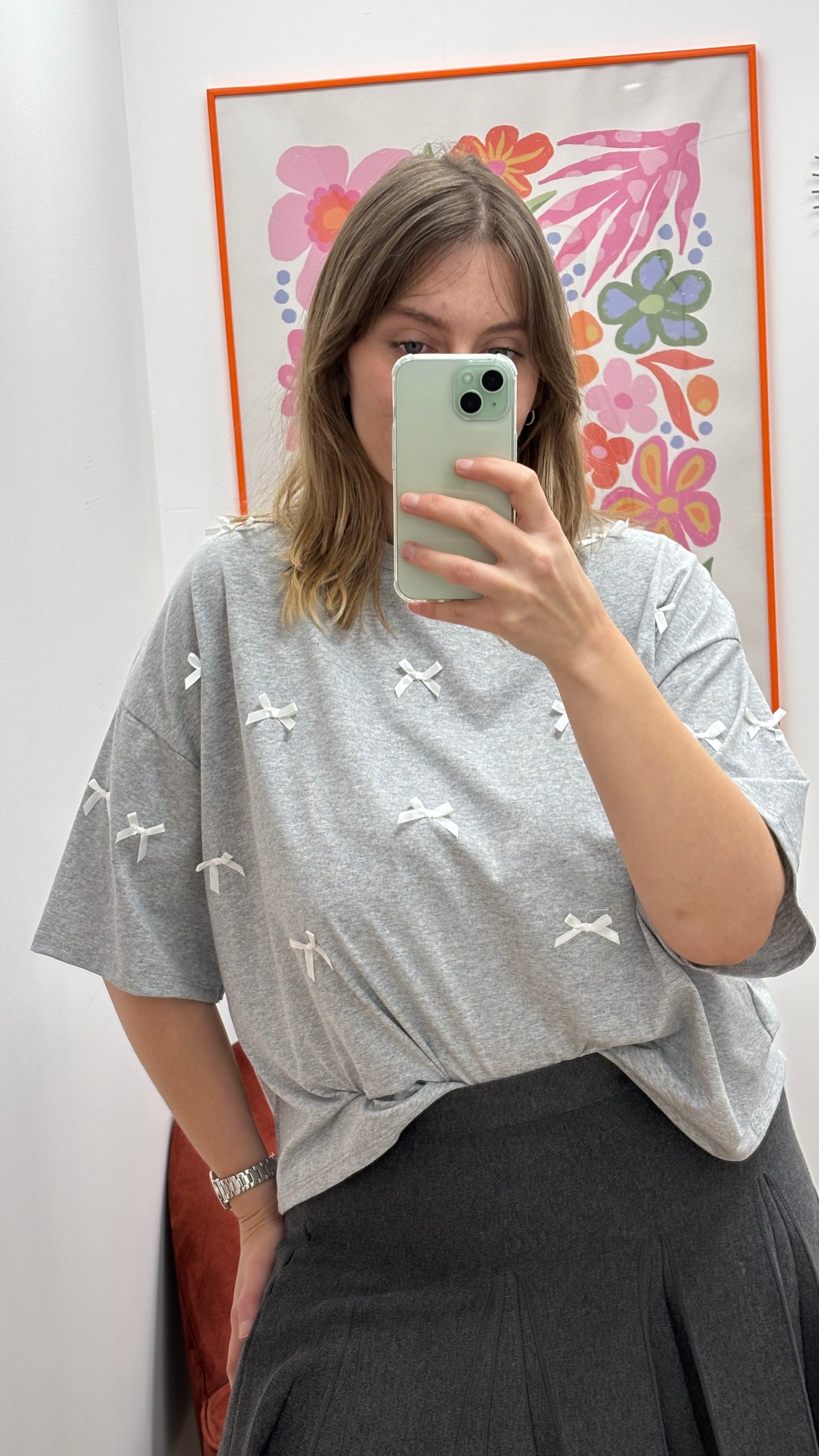 T-shirt gris avec nœuds blancs cousus